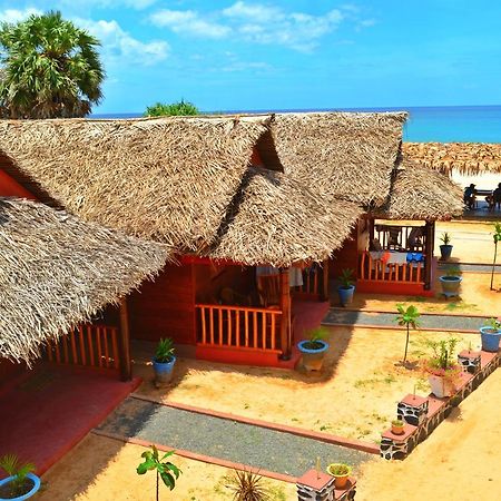 Silver Beach Hotel Trincomalee Exterior foto