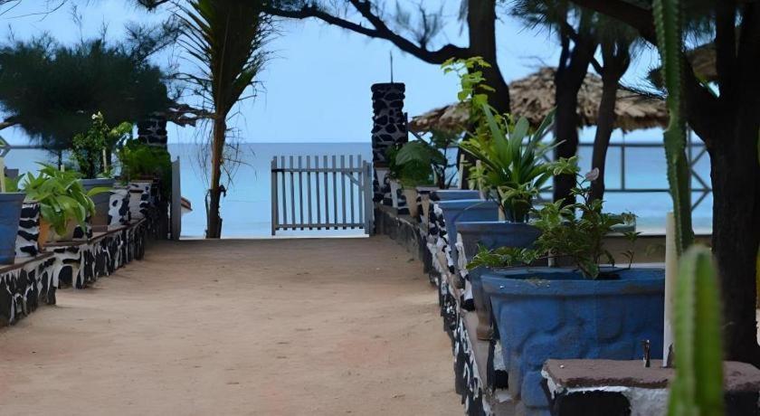 Silver Beach Hotel Trincomalee Exterior foto