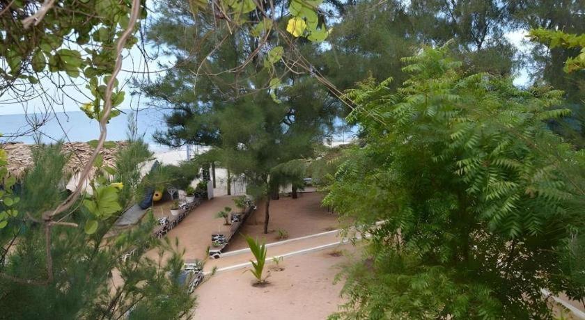 Silver Beach Hotel Trincomalee Exterior foto